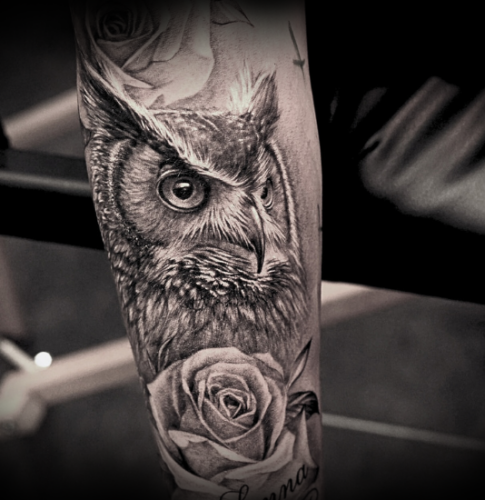 Realisme Hook's Ink Uil arm tattoo